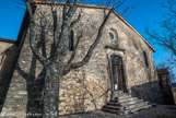 <center>Banon.</center> L'église haute. L'église de Banon est située dans le haut du vieux village. Au Moyen Âge, elle fait office de chapelle pour leshabitants du château. Elle  devient église paroissiale en 1350. Puis, en 1652, deux nefs latérales sont ajoutées. L'église est à nouveau agrandie en 1733, puis saccagée pendant la révolution. Elle est restaurée en 1826, grâce au curé terrasson et au maire Clément. Elle est de style roman.