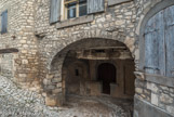 <center>Banon.</center> Porte du XIVe. Des façades d'échoppes moyenâgeuses subsistent par endroit.