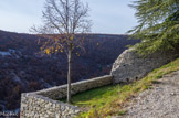 <center>Banon.</center> Au point le plus élevé du village, près de l'ancien Hôtel-Dieu et contre l'église désaffectée, à l'emplacement d'un monticule, existait déjà au début du XIIème siècle un château fort appartenant aux Simiane, seigneur de Banon. Ce château fut remanié au XIIIème siècle et remplacé au XVIIIème siècle par un château assez modeste qui sera incendié à la Révolution, obligeant Alexandre de Tournon-Simiane, son dernier propriétaire, à s'enfuir. On raconte qu'il partit par le sentier de la source des Brieux et qu'en se retournant une dernière fois avant de perdre Banon de vue, il ne vit qu'un amas de bois et de pierres. Remaniée à maintes reprises, l'église attenante aurait été partiellement reconstruite sur les restes de la chapelle du château.