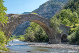 <center>Le pont du Moulin.</center>A réception de l’ouvrage, les représentants de la province constatent que l’exécution n’est pas conforme au devis établi qui ne prévoyait qu’une seule arche. Par l’explication donnée aux consuls présents à la remise des travaux, le maitre d’œuvre signale que suivant les métrés du devis, le pied-droit côté montagne serait sur un terrain instable. Il justifie ainsi sa décision de rallonger le pont de quelque 3 mètres permettant d’asseoir et de consolider la culée de l’arche secondaire sur un rocher bien ancré. Il signale aussi qu’en cas de grosses fontes de neige ou de fortes pluies le débit de la rivière se trouverait mieux canalisé pour l’écoulement de l’eau par cette arche supplémentaire. Il faut penser que cette judicieuse construction, l’esthétique de sa réalisation et les explications du maitre d’œuvre ont convaincu les consuls en acceptant cette modification, tout en considérant qu’il devrait percevoir un paiement pour cette besogne supplémentaire. Ce qui fut fait.