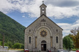 <center>Chapelle Notre-Dame de la Fleur.</center>Au centre de la façade, deux grands arcs en plein cintre, l'un au-dessus de l'autre, celui du dessous reposant sur deux colonnes, encadrent la porte d'entrée et la rose qui la surmonte. Ils sont butés de chaque côtés par deux segments d'arcs superposés sous lesquels s'ouvrent les deux fenêtres de bas-côtés. L'église est construite en pierre de Serennes.