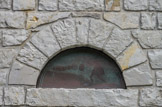 <center>Chapelle Notre-Dame de la Fleur.</center>Un pélerin s'approche de la chapelle et de la fontaine.
