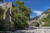 <center>Le pont du Moulin.</center>A gauche, des vestiges de bâtiments qui ont abrité diverses activités pendant des siècles.