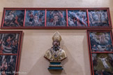 <center>Péone</center>Eglise Saint Arige et Saint Vincent de Saragosse. Le Rosaire consiste à réciter 3 chapelets de 5 dizaines d'Ave chacun. Cela peut être aussi un chapelet de 15 dizaines.  Jean-Paul II y a ajouté en 2002 un chapelet et les mystères lumineux.
La dévotion du Rosaire était déjà en usage chez les Cisterciens depuis le XIIe siècle et s'est développée au XIIIe siècle sous l'influence des dominicains. C'est pourquoi de nombreux tableaux de la Vierge du Rosaire présentent celle-ci offrant une rose ou un chapelet ou un rosaire à Saint Dominique, le fondateur de l'ordre. 
Les mêmes tableaux lui associent souvent Catherine de Sienne, la plus célèbre des dominicaines. 
En général, on y montre dans des médaillons ou des cartouches entourant la scène les quinze mystères, la rose étant aussi associée à la Passion du Christ. On reconnait traditionnellement quinze mystères divisés en trois catégories : les mystères joyeux, les mystères douloureux, et les mystères glorieux. Chaque catégorie comprend cinq mystères, correspondant aux cinq dizaines du chapelet.
En haut, les cinq mystères douloureux : l'Agonie de Jésus au jardin des oliviers ; la Flagellation de Jésus ; le Couronnement d'épines ; le portement de la croix ; la Crucifixion et la mort de Jésus sur la Croix.