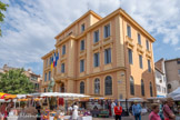 <center>Vence</center>Place Clemenceau. Initialement baptisée place Mirabeau, elle deviendra par la suite la place Georges Clemenceau. C'est probablement l'emplacement du forum romain et de son cardo maximus  (axe nord-sud de la ville romaine).
Lieu stratégique qui abritait l’ancien Évêché et le premier Château des seigneurs de Vence.