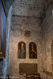 <center>Cathédrale Notre-Dame de la Nativité</center>La chapelle du Saint Sacrement. En haut, cette plaque qui proviendrait d’un ambon, est insérée dans la partie supérieure du mur. L’aigle est le symbole du plus jeune des évangélistes Saint Jean. Il est ici représenté dans un cercle – le ciel – inscrit dans un carré – la terre. Une autre interprétation en ferait un phénix. Cette œuvre daterait du XIème siècle. Cet élément aurait été trouvé lors de la réfection du dallage de la nef au XVIIIème siècle.
La pierre mesure 81cm X 65 cm de haut environ et le motif central carré à peu près 60cmX 60cm. 
<br>Un panneau se trouve près du sol. On peut se demander s’il faisait partie du chancel car sa décoration est très différente des autres éléments. Elle est composée de pseudo cercles avec double rangée de feuillages tournés vers l’intérieur des cercles.
Les cercles sont terminés par des petites boucles spiralées. A Vence c’est le seul panneau à décor de feuillage. Il est complet seulement en hauteur.  Ses dimensions sont 123 cm X 35 cm de haut. A droite il semble y avoir un oiseau tête en bas.  <br>Deux peintures sur bois représentant sans doute Saint Véran et Saint Lambert, devaient orner déjà en 1637 les portes du reliquaire de ces deux Saints.