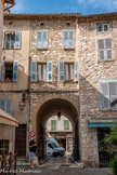 <center>Vence</center>Le pontis (le passage vouté) fut ouvert en 1863 sur la demande des habitants pour que ceux-ci puissent accéder à la cité avec leurs voitures plus facilement.