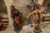 <center>Cathédrale Notre-Dame de la Nativité</center>Le Christ portant la Croix. Simon le Cyrénéen. Jésus, ayant chuté trois fois sous le poids de la croix, les soldats chargèrent un passant, Simon de Cyrène de l’aider.