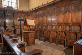 <center>Cathédrale Notre-Dame de la Nativité</center>Les stalles réservées aux membres du clergé épiscopal, étaient primitivement placées autour du maître autel. Très vite cependant elles ont été montées à la tribune, compte tenu de l’encombrement du meuble qui empêchait le bon déroulement de la liturgie. Le lutrin est en bois taillé du 15e siècle. Il se trouvait autrefois dans le chœur. C'est le support de l’antiphonaire ou livre de chant liturgique en musique grégorienne. Les chantres se plaçaient pour la prière autour du lutrin. Outre la messe, étalent chantées les heures canoniques : prime, tierce, sixte, nonne. ; laudes, vêpres et compiles.