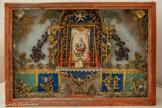 <center>Cathédrale Notre-Dame de la Nativité</center>Vitrine: Triomphe de Louis XVI, en plâtre ou terre cuite, reposant sur un piédestal surmonté d'un dôme reposant sur 4 colonnes, entièrement confectionné d'une multitude de bandes de papier toutes différentes et tissus pour drapeaux et armes royales.