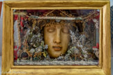 <center>Cathédrale Notre-Dame de la Nativité</center>Reliquaire: dit SACRUM CORPU ; Masque mortuaire en cire de «S Justini pueri M » (St Justinien enfant) entouré de reliques, de paperolles et d'objets précieux. XVIII-XIXe