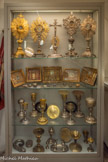 <center>Cathédrale Notre-Dame de la Nativité</center>Les DIORAMAS (ou VITRINES) sont  appelés communément « crèches » lorsqu'ils se rapportent à une scène d’inspiration religieuse contenue dans des boîtes vitrées qui se répartissent en : 
• Paperolles, décors réalisés en utilisant des bandes de papier roulées ou torsadées souvent dorées sur tranche et collées pour former un décor d’arabesque ou d’architecture. Ces crèches peuvent contenir des reliques, des gravures ou des objets.
Reliquaires, contenant, un fragment du corps ou du vêtement d’un saint, pour sa vénération.
Paradis ou grottes, évoquant des lieux idylliques dans un décor de paysages peuplés de religieux, saints ou de la Vierge avec oratoire ou le paradis perdu, entourés d’une multitude d’animaux, végétaux, etc.
Chapelles, constituant un oratoire privé pour la prière journalière ou lorsqu’il était impossible de se rendre à l’église. Le concile de Trente (convoqué en 1542 par Paul III Farnèse ancien évêque de Vence) et la Contre-réforme favorisèrent la diffusion de tels objets.
Ils étaient confectionnés dans des couvents, principalement de Carmélites en Provence, avec des végétaux ou de la mie de pain, de la terre cuite, de la cire, de l’ivoire, du verre filé de Nevers, de la fritte de verre collée sur les parois en papier pour donner un aspect minéral.