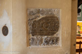 <center>Cathédrale Notre-Dame de la Nativité</center>Ce panneau est très incomplet en longueur et un petit peu décoré de motifs figuratifs à savoir  des roues spiralées dextrogyres dans des pseudo-cercles et entre les cercles des motifs en ancre qui ressemblent à des colombes. Les pseudo-cercles et la bordure sont à trois brins.
Les dimensions sont de 42cm X 30 cm en hauteur. Cet élément comporte une bordure en haut et en bas et des parties de rubans forment une fausse bordure.