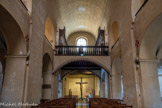 <center>Cathédrale Notre-Dame de la Nativité</center>A gauche, sur le pilier, un des motifs ornementaux  de la nef que l’on appelle « Entrelacs » es d’origine Carolingienne. Pendant les premiers siècles du moyen âge la sculpture avec des personnages a été presque complètement abandonnée pour ne réapparaître qu’au cours du XIème siècle.  Pendant cette période on décora la pierre et le marbre, surtout à l'époque carolingienne.  Les marbriers, à défaut de figures animées, sculptèrent sur de grandes dalles des ornements stylisés dénommés « entrelacs ». Ceux-ci sont considérés comme un ornement ancestral, pratiqué bien avant notre ère en Chaldée et répandus dans toutes les civilisations orientales. On retrouve les formes géométriques, les cercles combinés en forme de fond de corbeille, les tresses, les tiges s'enroulant en hélice, et cet ornement qui a l'aspect d'une roue dont les rayons sont courbes et que l'on désigne sous le nom de « soleil tournant ». Les rosaces à huit lobes qui étaient fréquentes à l'époque mérovingienne deviennent plus rares. Les Romans transformeront l'entrelacs en un décor imité du travail de vannerie. Les devants d’autels étaient souvent ornés par ces entrelacs