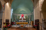 <center>Cathédrale Notre-Dame de la Nativité</center>Le chœur. L’autel en marbre polychrome (rouge et blanc) surmonté de trois chérubins a été réalisé par le génois Schaffini en 1768. Les deux bustes de cuivre argenté de Saint Véran et de Saint Lambert, ciselés en 1825 et 1826, reposent sur des caisses vitrées qui contiennent les ossements des deux saints. Celui de Saint Véran fut offert par Monseigneur Pisani de la Gaude, dernier évêque de Vence.