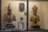 <center>Cathédrale Notre-Dame de la Nativité</center>L’histoire de la ville est étroitement liée à celle de ses saints patrons, Saint-Véran et Saint-Lambert. Ces deux personnages religieux ont marqué l’identité et le caractère de Vence, et leur influence se fait encore sentir aujourd’hui. La légende raconte que Saint-Véran a sauvé la ville de la destruction lors de l’invasion des Wisigoths. Son action héroïque lui a valu une place d’honneur à l’intérieur de la cathédrale de Vence, où l’on peut trouver des représentations en bois doré de sa personne ainsi que son tombeau intégré dans un autel. Bustes-reliquaires de Saint Lambert à gauche et Saint Véran à droite, en bois taillé, argenté, doré. Croix pectorale de Monseigneur Pisani de la Gaude, datée de 1783 année de l’intronisation de Mgr Pisani au siège de Vence, et dont iI fut le dernier Évêque 1801.