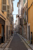 <center>Vence</center>Avenue Marcellin Maurel. Le Faubourg ou avenue. Marcellin Maurel occupe l'emplacement des anciens fossés qui séparaient la ville de son faubourg. Les maisons de la ville ne s’ouvrirent sur l’extérieur qu’en 1333 à condition que les fenêtres fussent grillagées. Les platanes qui ornaient le Faubourg ont disparu en 1910 pour faire place au tramway. De ce côté-ci de la ville, la plupart des maisons a été crépie vers 1900 et on ne distingue plus beaucoup les anciens remparts.