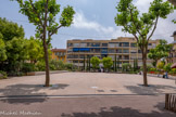 <center>Vence</center>Place du Grand Jardin. Comme son nom l'indique, c'était le jardin du Château extra muros des seigneurs de Villeneuve. A l'époque il mesurait plus de 6500 m2 ! Cette place où se trouve la colonne romaine (datant du IIIème siècle), est un endroit de rencontre et de partage où vous trouverez de nombreuses terrasses pour vous ressourcer tout en profitant la vie Vençoise. Ce lieu de vie en plein air accueille chaque été le festival des Nuits Du Sud, ainsi qu'un large éventail de manifestations à l'année et bien sûr le célèbre marché de Vence.