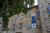 <center>Vence</center>Le Château de Villeneuve / Fondation Émile Hugues. Construit au XVIIe siècle et attenant à la tour de garde du XIIIe siècle, il fut longtemps la seconde demeure des Seigneurs de Villeneuve. Situé sur les remparts de la Cité Historique, le Château de Villeneuve offre de lumineux espaces d’exposition situés au cœur de la ville. La fresque dans la tour de garde a servi de base à la recherche des couleurs des cimaises, lors de sa restauration par l’architecte Jean François Bodin (à qui l’on doit notamment la restauration du musée d’Art Moderne de Paris et du musée Matisse de Nice). 
Le château fut légué à la commune en 1966 par Emile Hugues, homme politique français et maire de Vence.