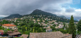 <center>Vence</center>Belvédère Fernand Moute.  A gauche, le plateau de Peymia.Au centre, le Baou des Blancs et la chapelle du Rosaire de Vence dite aussi « chapelle Matisse ». A droite le Baou des Noirs et le Baou de St Jeannet dans les nuages. Certaines grottes des baous semblent avoir été occupées au Paléolithique et au Néolithique. Certaines d'entre elles semblent avoir servi de bergerie ou d'abris de bergers durant l'âge du bronze et l'âge du fer. Elles sont aussi fréquentées durant l'Antiquité, le Moyen Âge et l'époque moderne. 
On note l'existence d'habitats fortifiés (oppidums) sur certaines hauteurs. Le plus grand nombre est occupé à la fin de l'âge du fer, les fouilles sur le site du Baou des Noirs ont cependant livré des traces d'occupation remontant à la fin de l'âge du bronze et au premier âge du fe. Le Baou des Blancs semble fondé à la fin de l'âge du fer, mais fait l'objet d'une réoccupation importante durant l'Antiquité tardive.