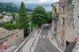 <center>Vence</center>Les remparts de Vence, construits probablement au XIIIe siècle, constituent une enceinte entourant le centre historique de Vence. Ils ont une forme elliptique d'une longueur de 600 m et comportent cinq portes, ici la porte Levis. De par sa localisation au nord, elle constituait la porte d'entrée principale pour accéder à la cité et ainsi décourager les envahisseurs. Elle date du XIIIe siècle.