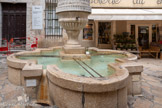 <center>Vence</center>La célèbre Fontaine du Peyra a été réalisée par Etienne Goby en 1822. Elle a remplacé une autre fontaine qui datait de 1539. Elle est alimentée par la source de la Foux qui coule à Vence depuis l'époque romaine. Avec la fontaine vieille, la fontaine du Perrat et la basse fontaine ont été les seuls points d'alimentation d'eau potable jusqu'à la canalisation du Riou en 1882