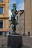 <center>Vence</center>La Vençoise. 1990. Jim Ritchie. Bronze blanc monté sur un socle en marbre.