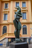 <center>Vence</center>La Vençoise. 1990. Jim Ritchie. Bronze blanc monté sur un socle en marbre.