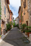 <center>Vence</center>Rue de La Coste. Dès le XIVème siècle (en 1333), les habitants de Vence furent autorisés à appuyer leurs maisons sur les remparts. Cette mesure, en particulier rue de la Coste, permit de conserver l'enceinte fortifiée de la Cité et notamment la partie située le long du côté Nord. 
Vous pouvez remarquer que la maison du N°38 possède un étage à encorbellement. Cette particularité permettait d'agrandir sa maison sans payer la taxe, en effet seule la surface au sol était imposable.