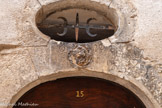 <center>Vence</center>Au-dessus de la porte, les yeux de sorcières pour 
