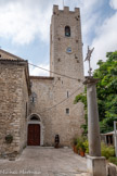 <center>Vence</center>A l’arrière de la cathédrale, la Place Godeau, emplacement de l'ancien cimetière de la paroisse, offre une excellente vue sur le chevet roman de la cathédrale et son clocher orné de créneaux (XIIIe siècle). Au cours des siècles, les différents bâtiments de l’évêché furent accolés à la cathédrale. Les créneaux sur le clocher symbolisaient le pouvoir de haute justice qui appartenait au seigneur et à l'évêque, c'est à dire le droit de vie et de mort. Le clocher fut consolidé après le tremblement de terre de 1887.