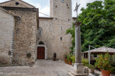<center>Vence</center>Le chevet de la cathédrale. Si l’on examine l’église cathédrale depuis la place Godeau, on voit sous la toiture une décoration en dents d’engrenage.