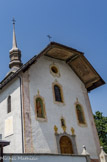 <center>Église Notre-Dame-de-l'Assomption de Cordon.</center>Suivant les instructions de Charles Borromée, la façade tranche sur la sobriété de l’ensemble. Le crépi rustique des côtés laisse place à un enduit lissé, blanchi et souvent peint. A Cordon, protégée par un large avant-toit à trois pans, elle s’orne d’un fronton original, encadré de deux piédroits à chapiteaux composites surmontés de pots à feu : c’est le passage du monde profane au sacré. Le mouvement ascensionnel du porche vient s’achever dans un oculus ouvert au dessus de la serlienne réduite à un vitrail, permettant de s’élever de la terre vers le ciel ou du temporel à l’éternel.