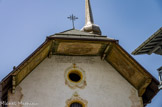 <center>Église Notre-Dame-de-l'Assomption de Cordon.</center>Sous l' avant-toit à trois pans, trois peintures.