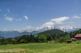 <center>Cordon, Balcon du Mont Blanc</center>La chaîne du Mont Blanc. de gauche à droite : l'aiguille Verte et les Drus, les Grandes Charmoz, aiguilles de Blaitière, aiguille du Plan, aiguille du Midi, Mont Blanc du Tacul, Mont Maudit, dôme du Goûter, Mont Blanc, aiguilles de Bionnassay, les dômes de Miage, aiguille de la Bérangère.