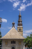 <center>Combloux, église saint Nicolas.</center>Le but de la contre-réforme qui s’exprime par l’art baroque est double : réanimer la foi des populations très éprouvée par les conditions de vie très difficiles et établir un rempart contre le protestantisme. Suite au Concile de Trente, les évêques se dépensent sans compter pour que les idées de la contre réforme fleurissent en Savoie. Dans le moindre village, on bâtit, on rebâtit une église dans un art nouveau, chaleureux et coloré, c’est l’art baroque.