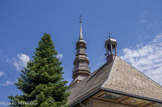 <center>Combloux, église saint Nicolas.</center>Le  revêtement  est  en  acier  inoxydable  traité,  pour lui  donner  son  aspect patiné.  Avec  sa  double  galerie,  son  double  bulbe,  sa  flèche  dorée  terminée par  une  boule, une  croix  et  un  coq,  ce  clocher  a  été  qualifié  « le  plus important  et  le  plus  beau  de  toute  la  Savoie »  par M.  Michaud, architecte des Bâtiments de France, lors de son inauguration en 1976.