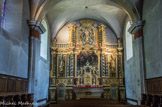 <center>Combloux, église saint Nicolas.</center>L’autel  et  le  tabernacle, surmonté  d’un  baldaquin, le tout  formant  un  ensemble 
remarquable par sa légèreté et le final  de l’exécution. Sur les piliers et dans le chœur : dix croix de consécration de l’église.