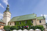<center>Megève</center>Église Saint-Jean-Baptiste, dont les parties les plus anciennes remontent au XIIIe siècle avec sa porte en bois de 1692, et qui côtoie le prieuré bénédictin fondé au XIIe siècle.