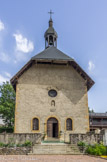 <center>Chapelle Sainte-Anne </center>Cette petite chapelle, de dimension modeste,
érigée en 1500 est sur la même place que l’église Saint Jean Baptiste. Elle a été réparée en 1734. Dans la niche, Sainte Anne et la Vierge. Dans l’incendie de 1728, la chapelle subit d’importants dommages, mais elle fut réparée grâce à Jean-Baptiste Périnet dont la générosité est reconnue par cette inscription sur la façade : « Ex dono pietate J.B. Perinet megevensis et in Austria civis Viennensis. 1734 ». (Par la générosité et la piété de J.B. Périnet de Megève et en Autriche citoyen de Vienne)