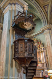 <center>Église Saint-Jean-Baptiste </center>La chaire est couverte de somptueuses boiseries sculptées représentant la vie de St Jean-Baptiste. Elle fait face à la croix.