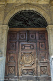 <center>Église Saint-Jean-Baptiste </center>La porte en bois de 1692, avec,  en son centre, l'anneau de garde pour avoir le droit d'asile.
