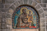 <center>Église Notre-Dame-de-Toute Grâce </center>La crypte. Deux mosaïques de Théodore Stravinsky, représentant Sainte Thérèse de Lisieux et Saint Joseph se font pendant.