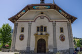 <center>Église Saint-Gervais de Saint-Gervais-les-Bains</center>L'église est dédiée à saint Gervais, martyr du Ier siècle, avec son frère jumeau saint Protais. L'église actuelle, de style baroque, est édifiée sur l'emplacement d'une église primitive du XIIème siècle. Jean de la Vougniaz et Pierre de L'Esglise, « maîtres architectes et tailleurs de pierre », originaires de La Riva en Valsesia, sont à l'origine de la nouvelle église construite à la fin du XVIIe siècle. L'ensemble sera restauré par de gros travaux entre 1954 et 1959. La façade orientée à l'Est vers le village est coupée en panneaux par quatre pilastres. L'entrée principale, est protégée par un auvent richement décoré de motifs peints. Le portail à ouverture plein cintre est surmonté d'un fronton et d'une niche abritant la statue de la Vierge. De chaque côté du portail un médaillon peint représentant Saint Gervais et Saint Protais. La serlienne (fenêtre triple) ouvre sur le buffet d'orgue qui se trouve derrière.