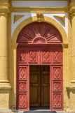 <center>Saint-Nicolas-de-Véroce</center>Le portail, qui serait d’Albertini, est encadré par deux colonnes en tuf.