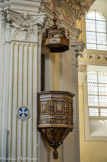 <center>Saint-Nicolas-de-Véroce</center>La petite chaire de 1715, qui date de la première église, avait été déplacée sur la droite. Elle retrouve sa place, avec son petit escalier d’accès creusé dans le mur de la nef, d’où l’on peut accéder depuis le transept du couchant.
