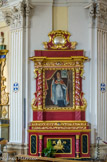 <center>Saint-Nicolas-de-Véroce</center>A la croisée du transept, deux autels, en oblique, avec leurs colonnes torses à dominante rouge. A gauche, l'autel dédié à saint Martin, évêque de Tours au 4eme siècle.