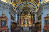 <center>Saint-Nicolas-de-Véroce</center>Le retable de Jacques Clérant (1698) de l’ancienne église est remplacé par celui d’Albertini en 1771. Il sera légèrement retouché au début du XIXème siècle par des adjonctions néo-classiques. Deux piédroits de deux étages de hauteur inégale sont peints de manière à imiter des marbres polychromes. Au-dessus des piédroits sont posés des chapiteaux doriques aux tailloirs proéminents : ce sont les supports d’un arc surbaissé qui ferment l’espace du haut. Ce faux porche est surmonté d’un dais en pourpre majestueux en forme de dôme.
