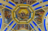 <center>Saint-Nicolas-de-Véroce</center>Au centre de la fausse coupole octogonale, à la croisée du transept, la « Glorification de saint Nicolas » est plus majestueuse que jamais, entourée de 4 épisodes de la vie de saint Nicolas. Saint Nicolas est choisi comme Evêque de la ville de Myre, à droite. Saint Nicolas dote trois jeunes filles pauvres pour les sauver de la prostitution, en haut. Saint Nicolas apaise la tempête et la libération des innocents. Cette Glorification du saint que l’on voit entrer au ciel où l’introduisent des anges est une évidente réminiscence de l’art baroque.