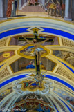 <center>Saint-Nicolas-de-Véroce</center>Un impressionnant Christ en croix, illuminé par des rayons, est suspendu sous la voûte, à l'entrée du chœur : il signifie que la mort n'est pas le terme vers lequel s’achemine la vie, mais que la croix est le passage pour entrer dans la vie glorieuse de Dieu.